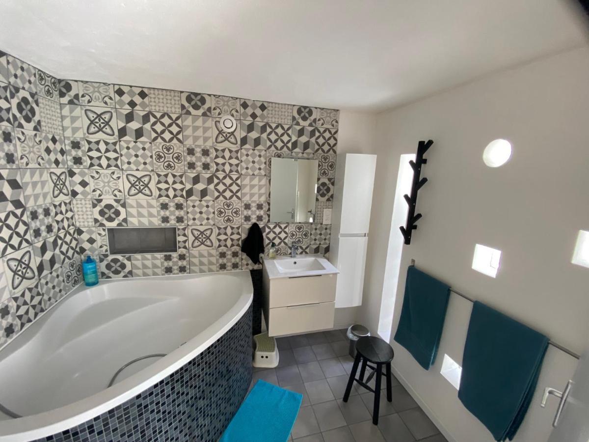 Appartement Grand studio de 38m2 et cour indépendante de 25m2 dont wifi et Netflix à Montpellier Extérieur photo